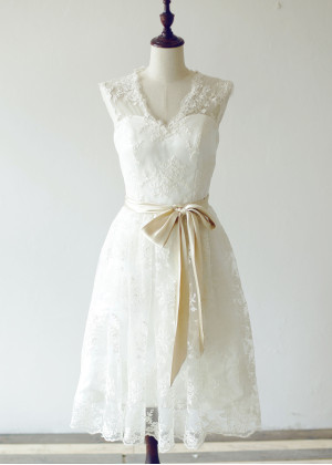 Chic Ivory Lace Keyhole Back Tea length Wedding Dress